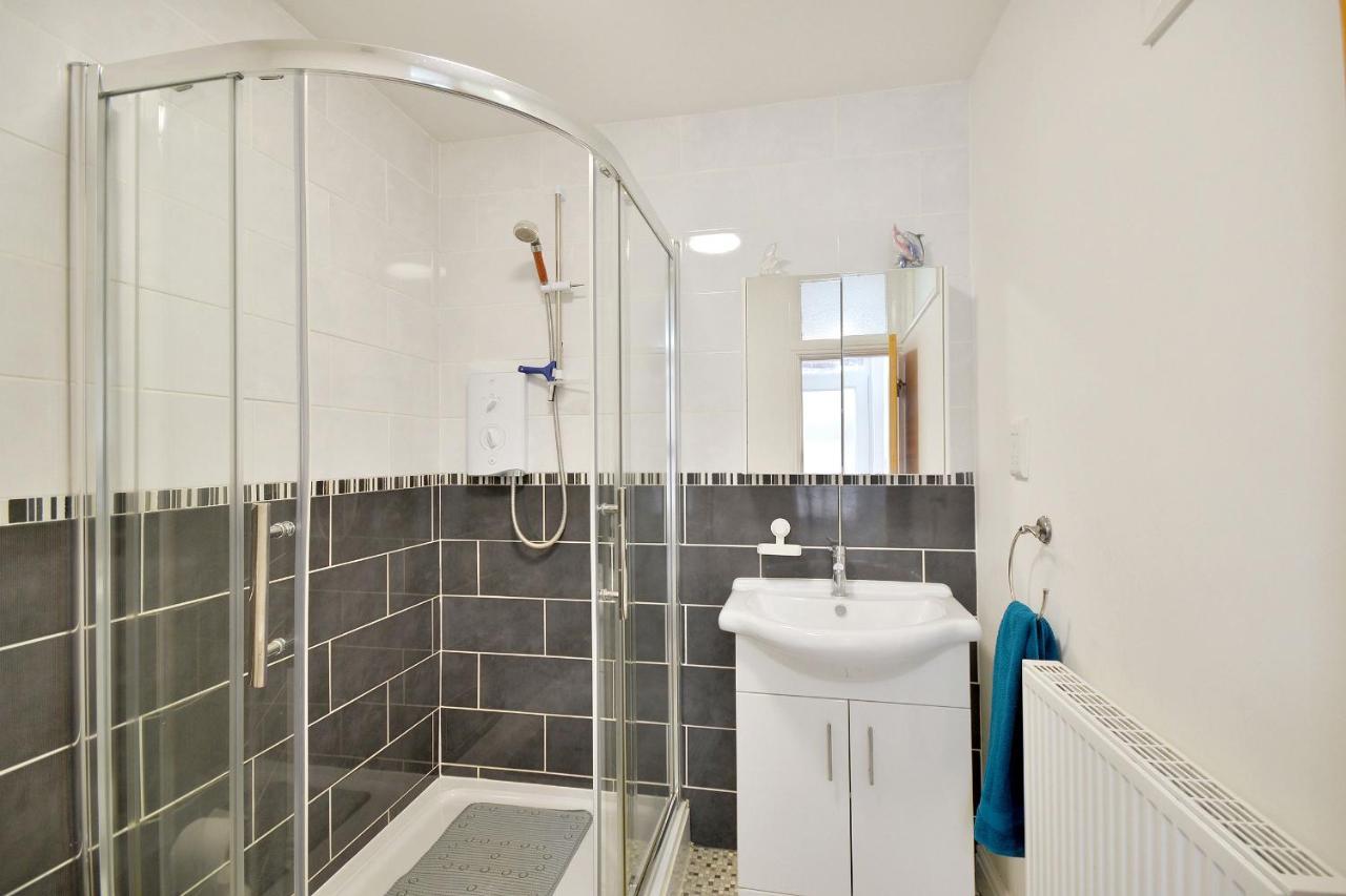 Ground Floor Apartment Up To 6 Guests With Games Chill Out Room Scarborough Luaran gambar